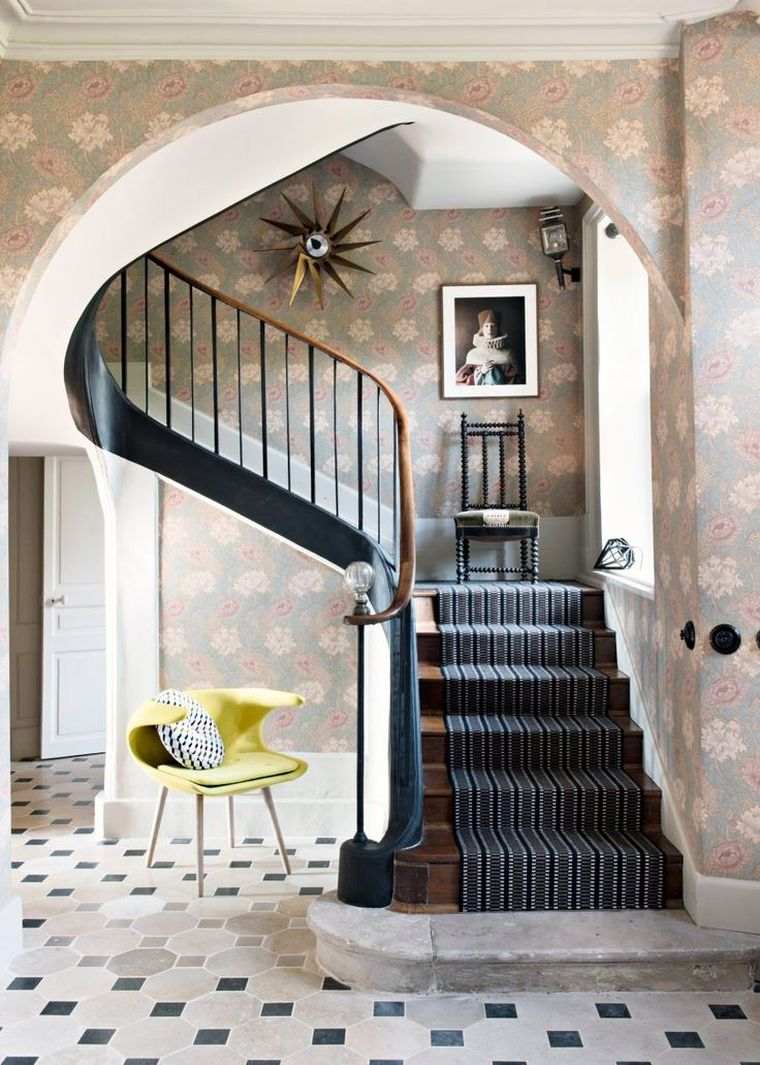 modernūs laiptai mediniai laiptai deko tapetai freska ilgas kilimas