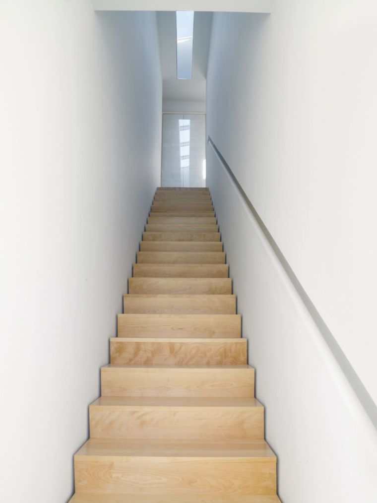 interjero laiptai modernaus dizaino balti ir npos modernūs turėklai mediniai laiptai