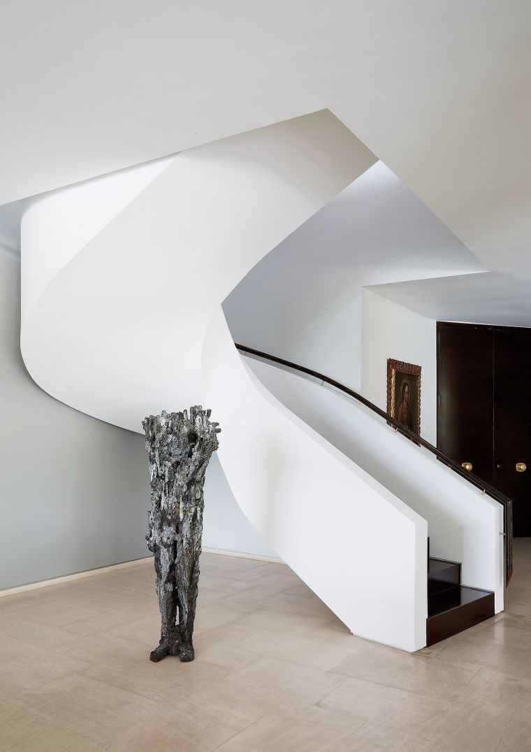 laiptai colimacon modernaus dizaino baltos spalvos namo dizainas