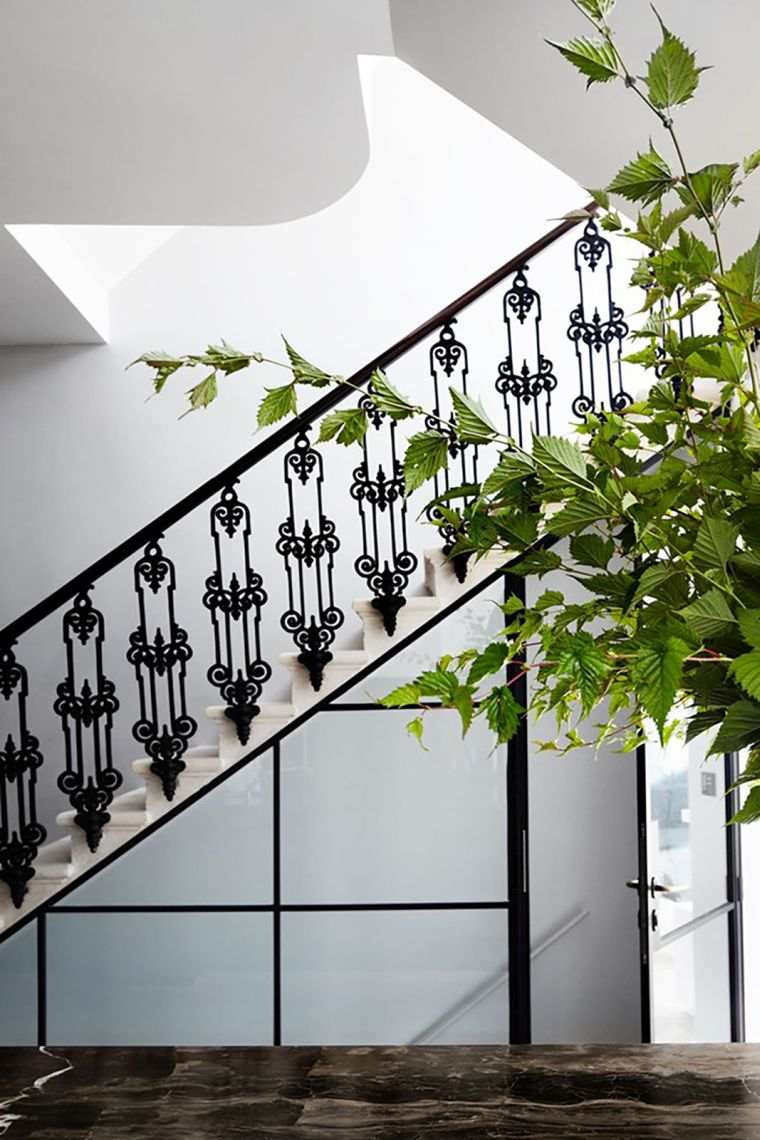 modernios laiptų ir kaltinės geležies turėklai juodos spalvos žalios spalvos augalų dekoravimo idėjos