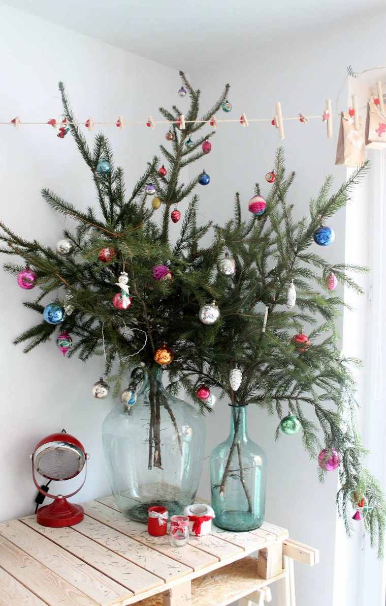 クリスマスツリーのアイデアを作るモミの枝ガーランドクリスマスボール