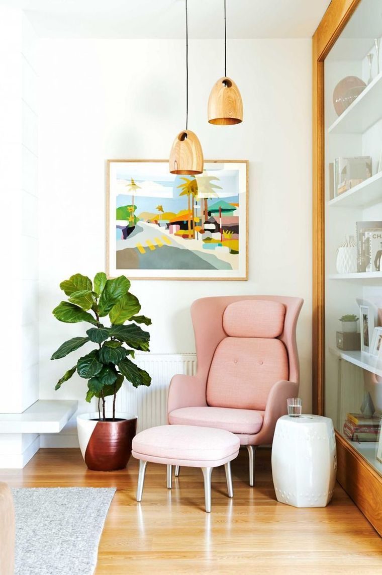 udobna dizajnerska fotelja u ružičastoj boji