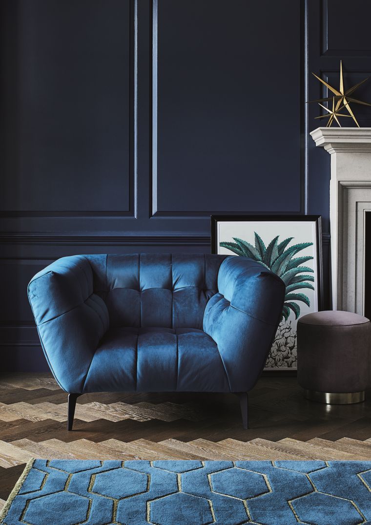 elegantiškas fotelis mėlynos spalvos