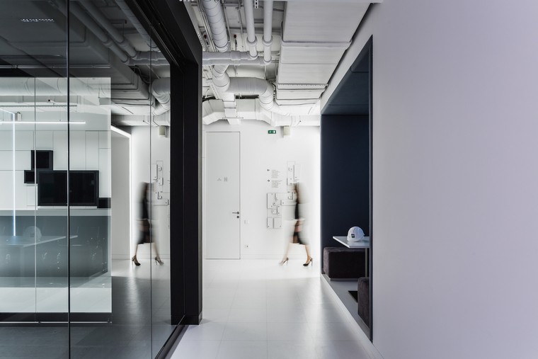 biuras-klaidingos lubos-modernus-interjero dizainas-šiuolaikinis