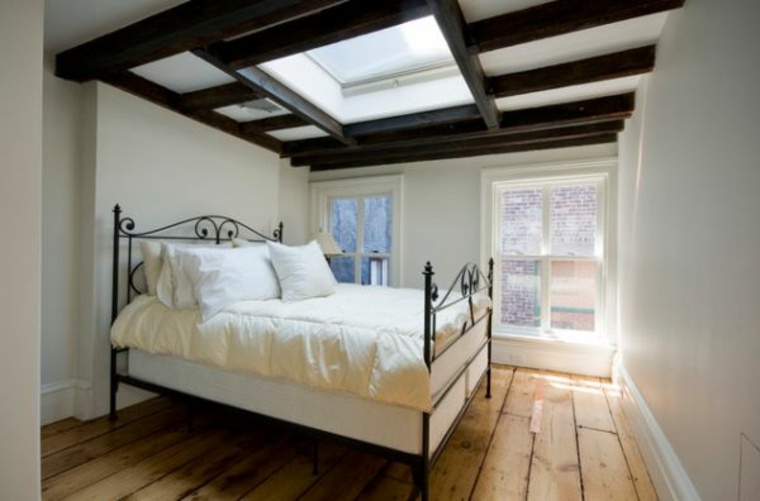 lažni strop drvo rustikalna moderna ideja spavaće sobe