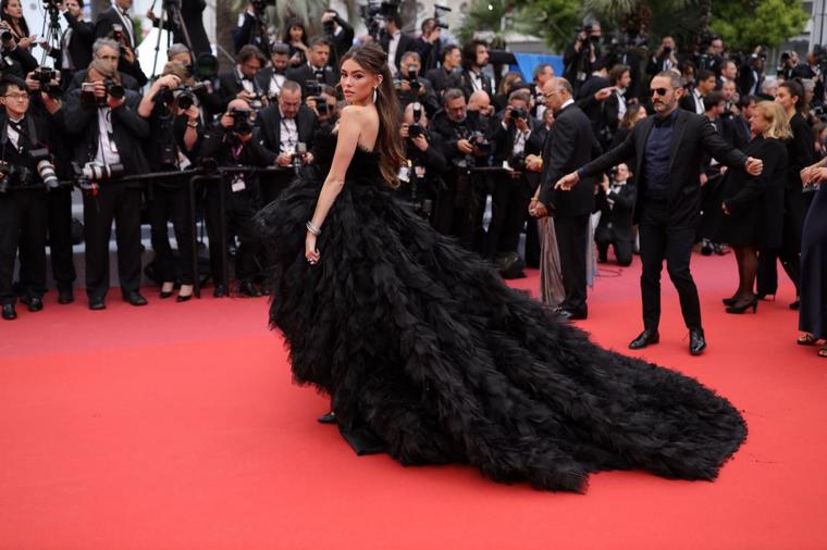 Cannes -i fesztivál 2019, fekete ruhás szépség