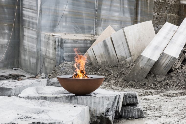 vanjski kamin od čeličnog okruglog kamina na drva