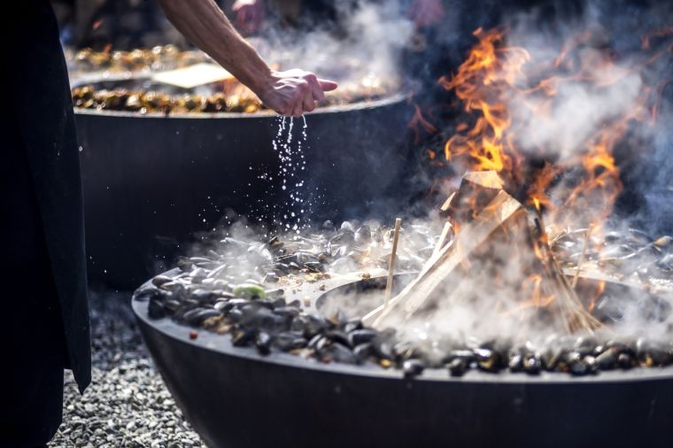 camino-a-legna-da-esterno-barbecue-tondo-focolare-aperto