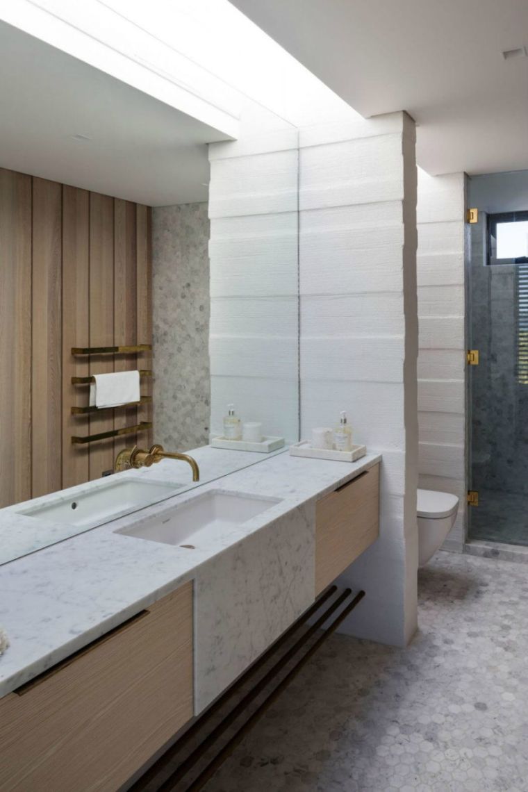Ideje za kabinete za kupaonice s velikim suvremenim ogledalom i mramornim drvenim ormarićima
