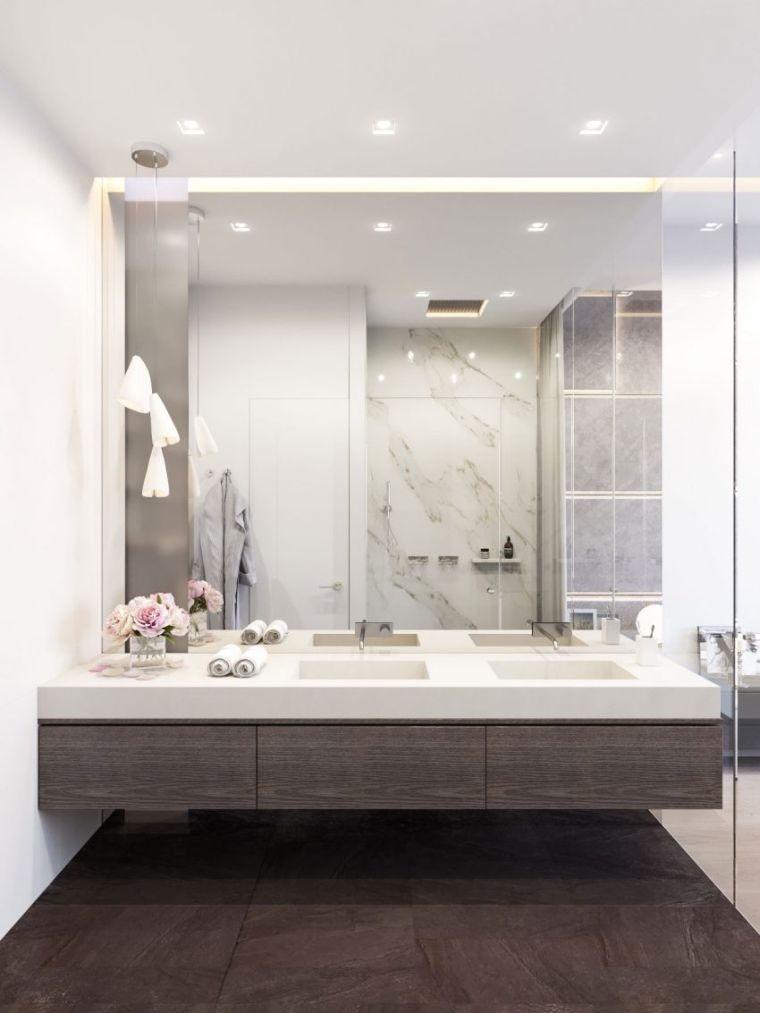 moderno moderno uređenje kupaonice od velikog ogledala od mramora u kupaonici