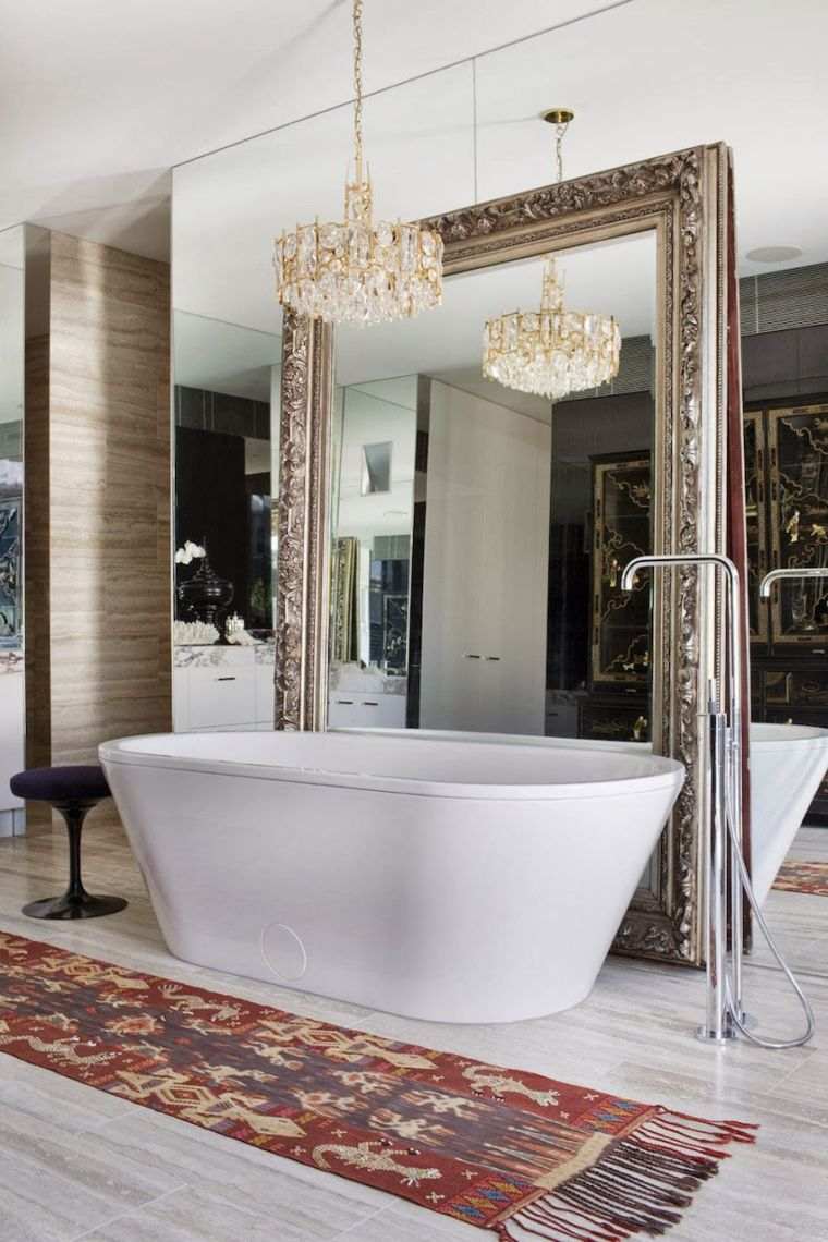 veliki zlatni okvir ogledala barokni ukras kupaonica samostojeća kada