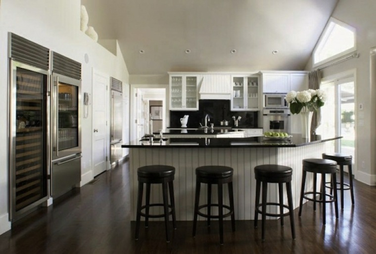 cucina bianca piani di lavoro in granito nero