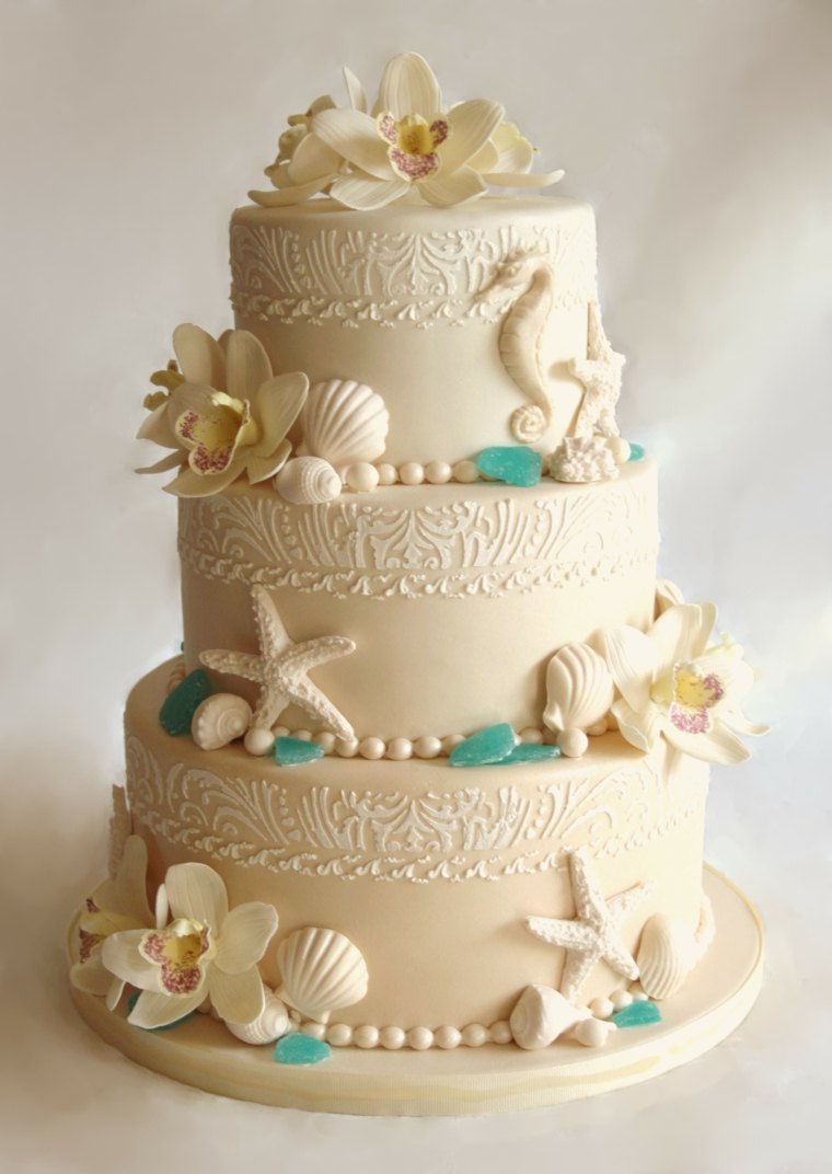 torta beige blu fiori bianchi