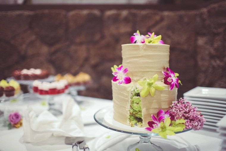 Torta esotica fiori bianchi colori vivaci