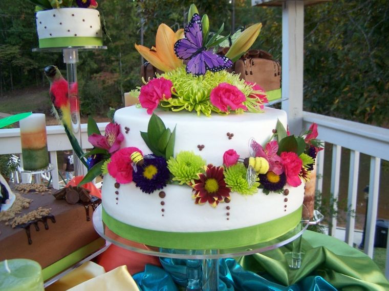 torta di fiori esotici multicolori