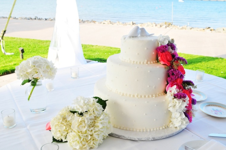 torta esotica fiori tropicali bianco rosso viola