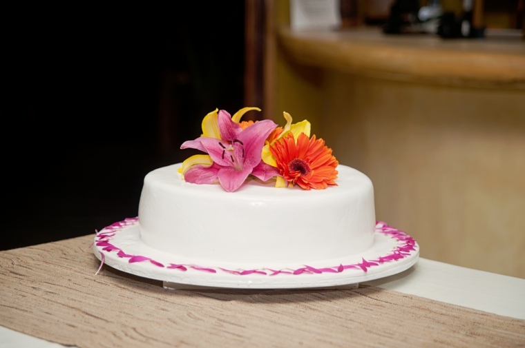 tropinis egzotiškas keturių paprastų gėlių pyragas