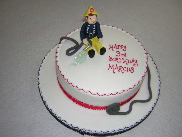 torta di compleanno Sam il pompiere bianco rotondo