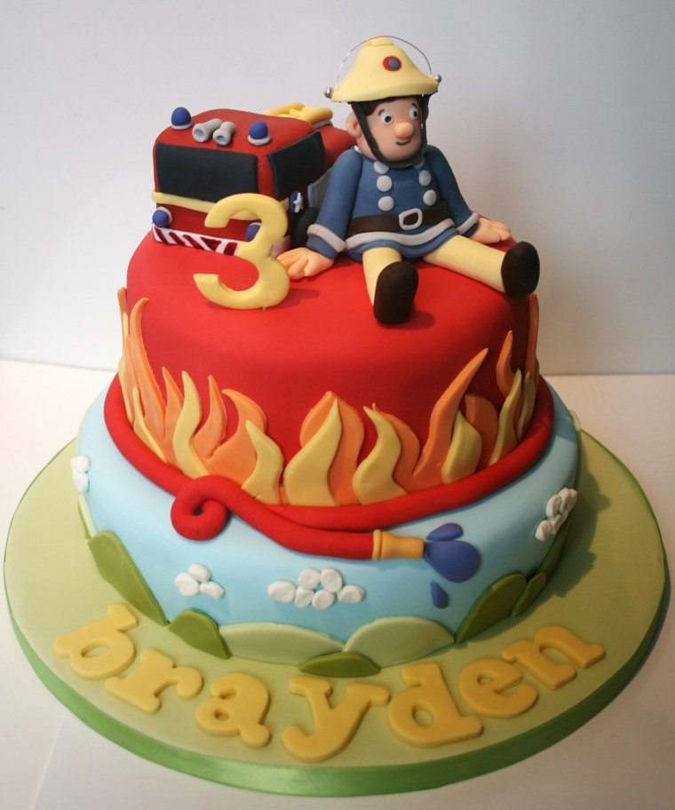 バースデーケーキは消防士の消火器です