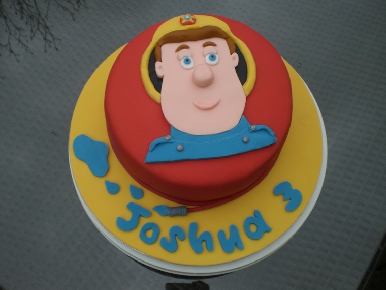 Torta di compleanno Sam pompiere per bambino di tre anni