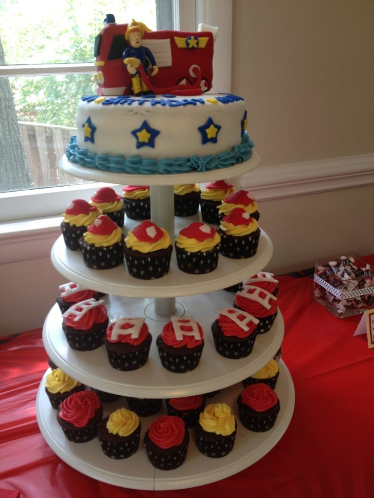 sam pompiere torta di compleanno su vassoio piani interi cupcakes