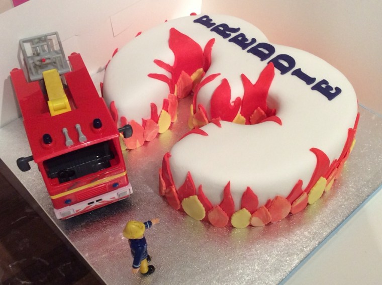 La torta di compleanno di Sam il pompiere molto originale forma tre ha preso fuoco