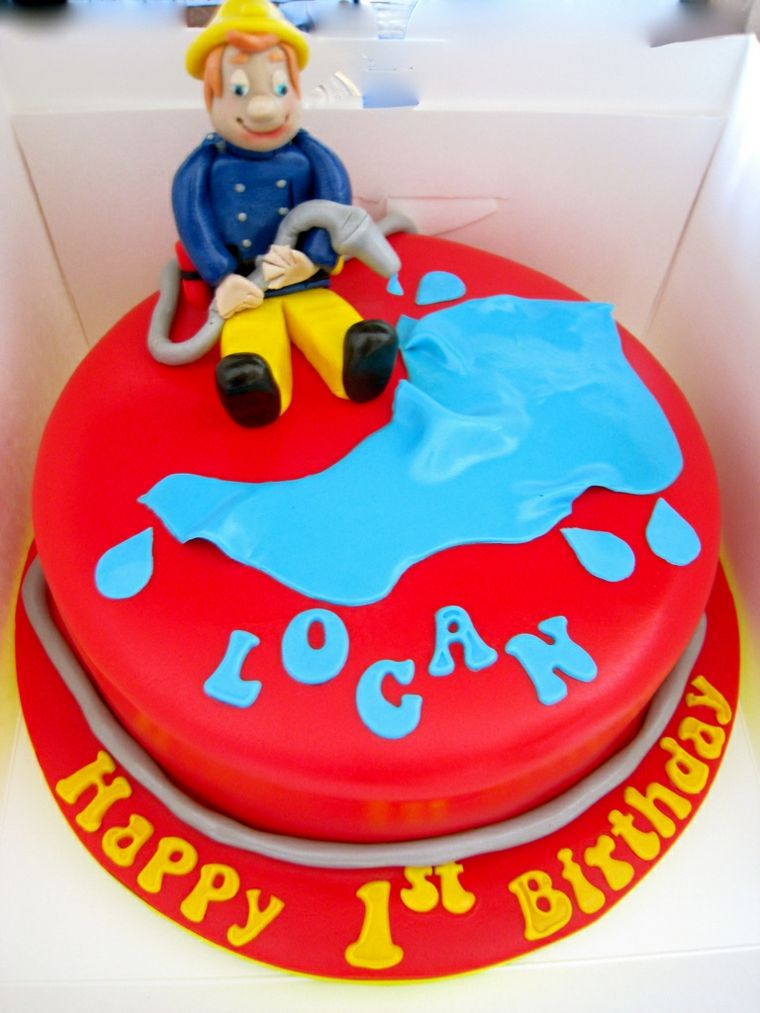 消防士の最初の誕生日の長寿ケーキのサム