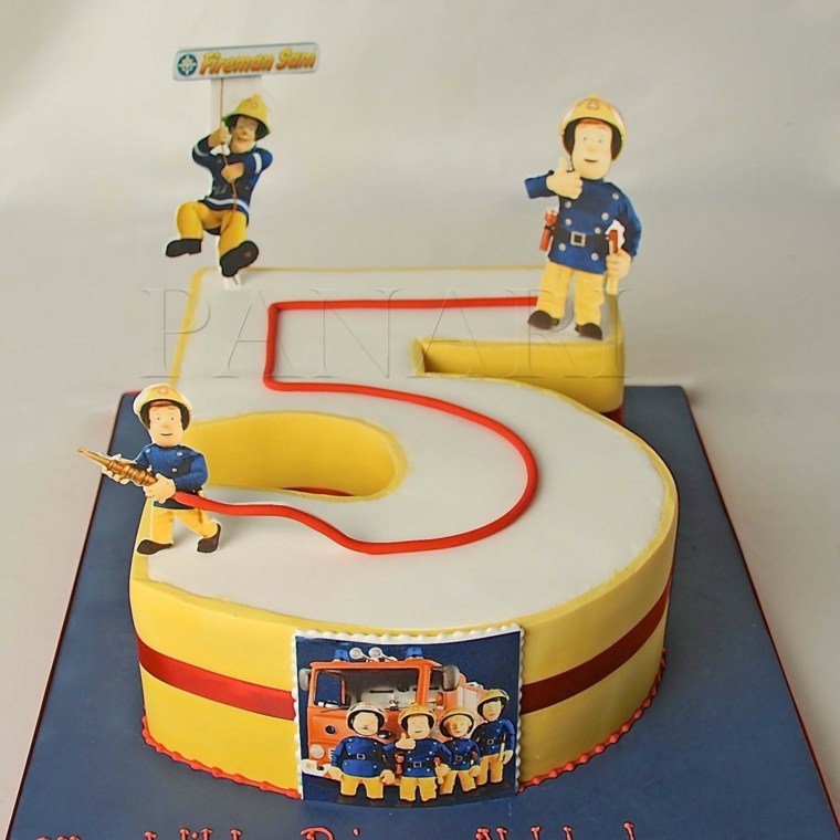 5年の幸せを祝う消防士のバースデーケーキのサム