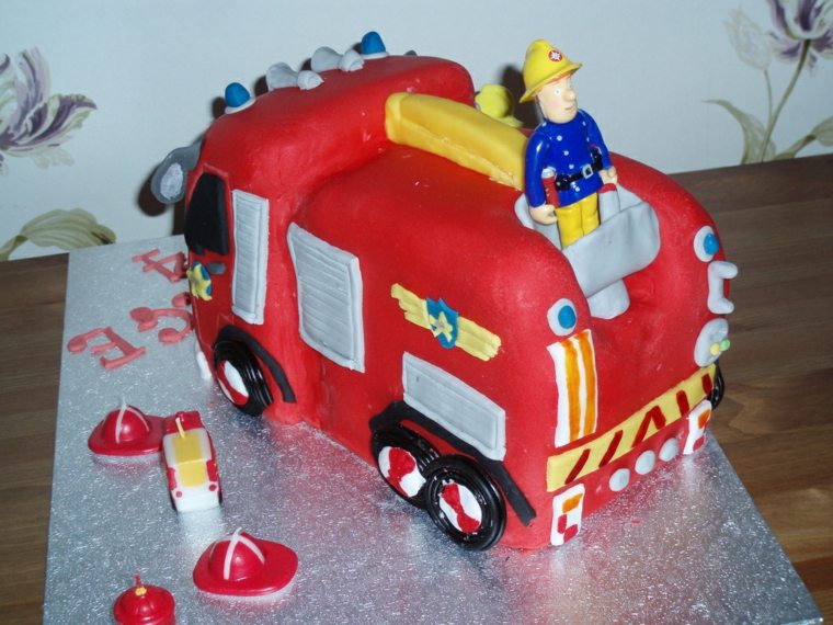トラックに座っている消防士のサムケーキ
