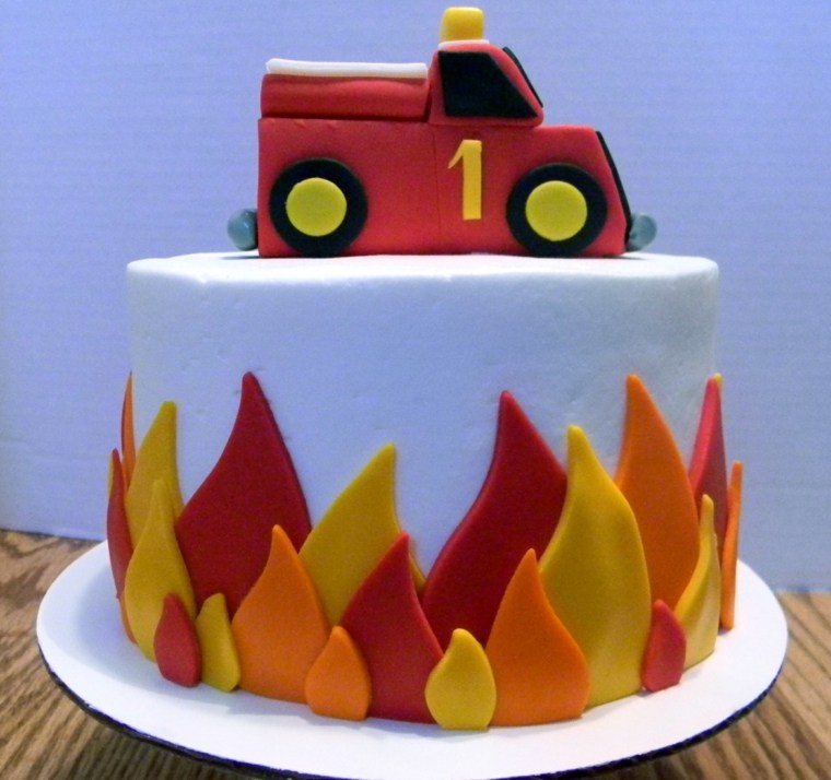 Sam il camion dei pompieri sulla torta di fiamme