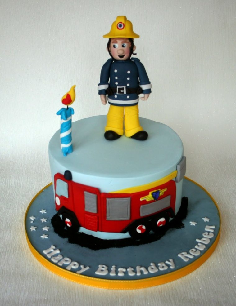 vatrogasac sam kolač stoji ponosan pjevajući sretan rođendan