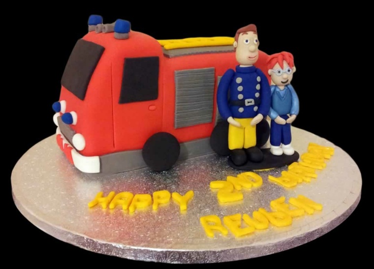 消防車の誕生日ケーキをサム