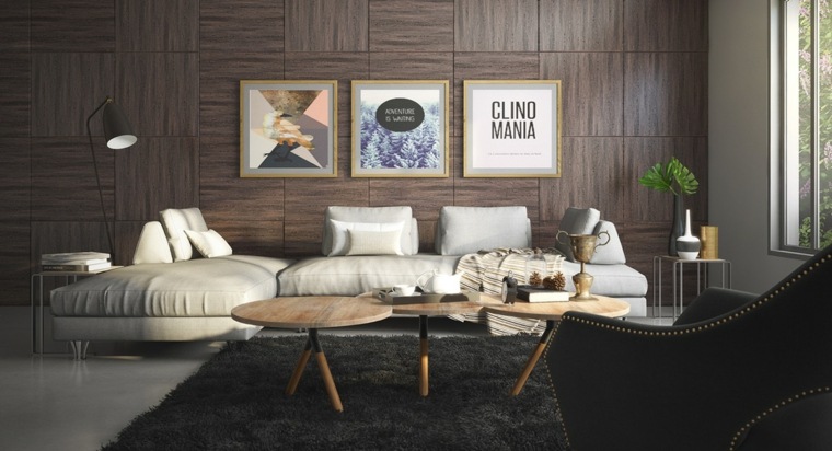 falburkolat ötlet nappali kanapé fehér párnák fa fal kompozíció keretek sötétszürke padlószőnyeg fa dohányzóasztal