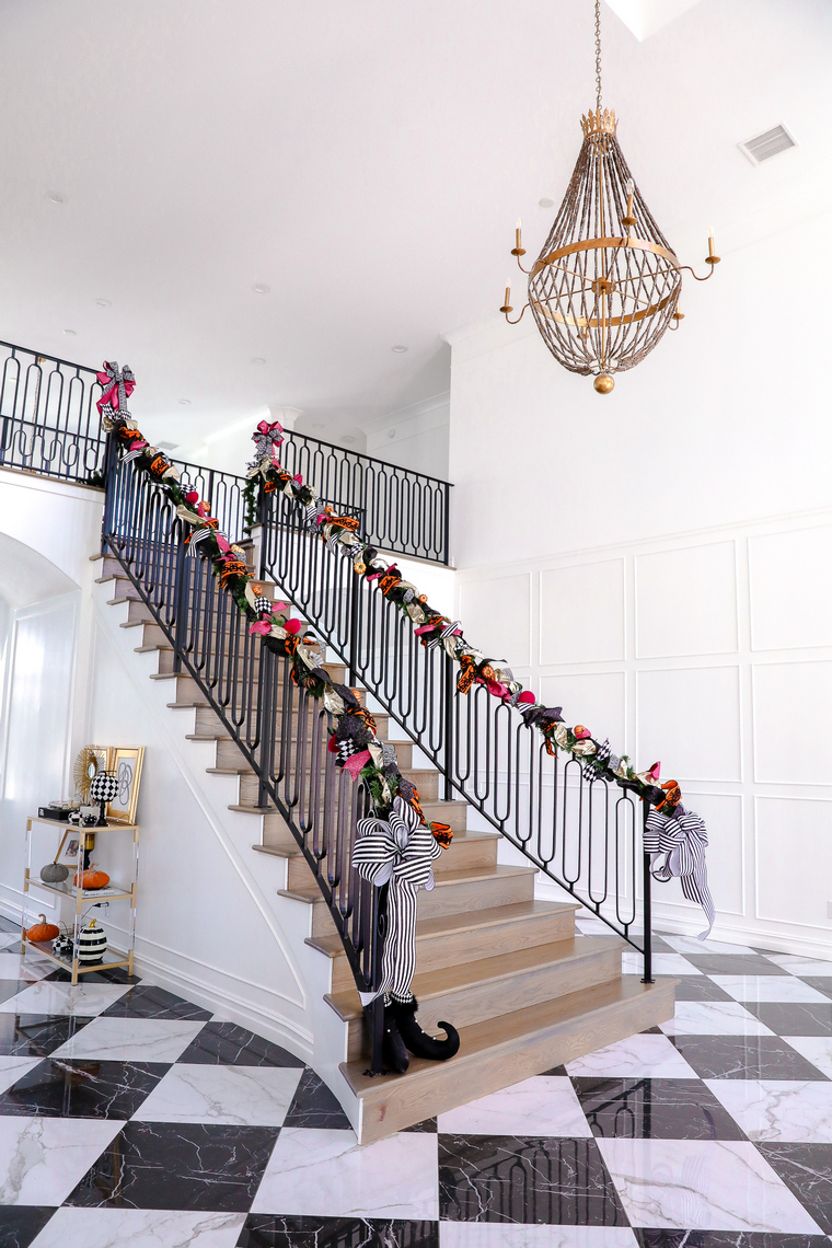 シックなハロウィーンの階段の装飾