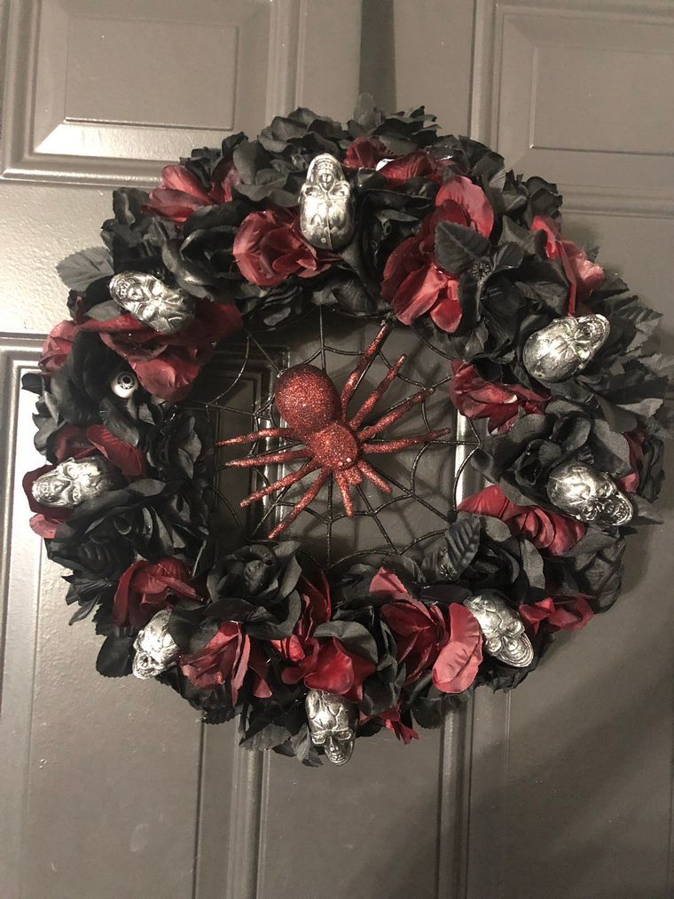 赤と黒のハロウィーンのドアの花輪