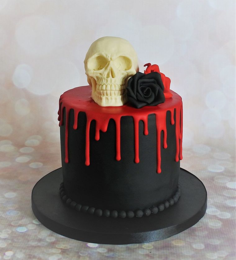 halloween torta u crvenoj i crnoj boji