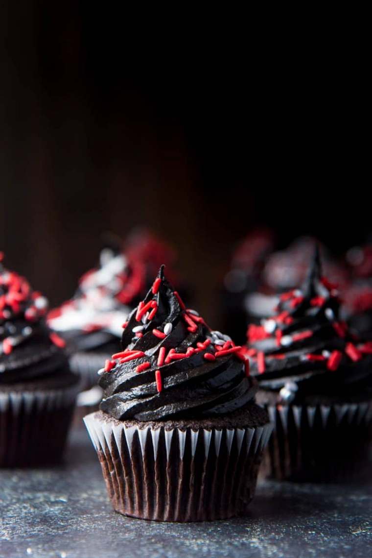 赤と黒のハロウィーンのカップケーキ