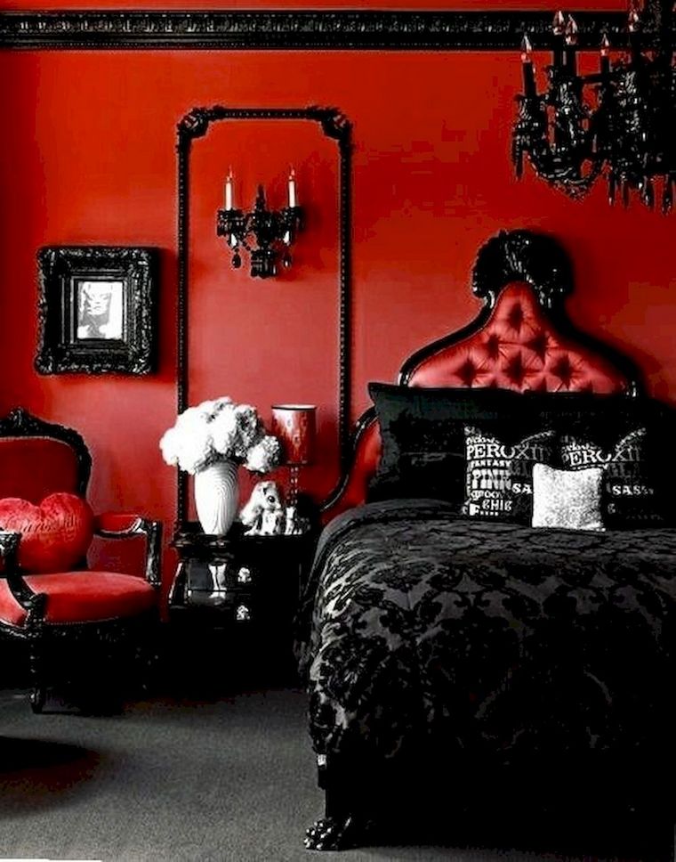 赤と黒のハロウィーンの装飾が施された部屋