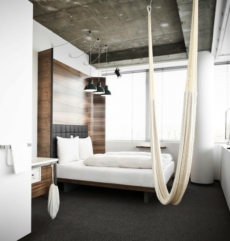 camera da letto amaca sospensione idea letto in legno lampadario grigio tappetino