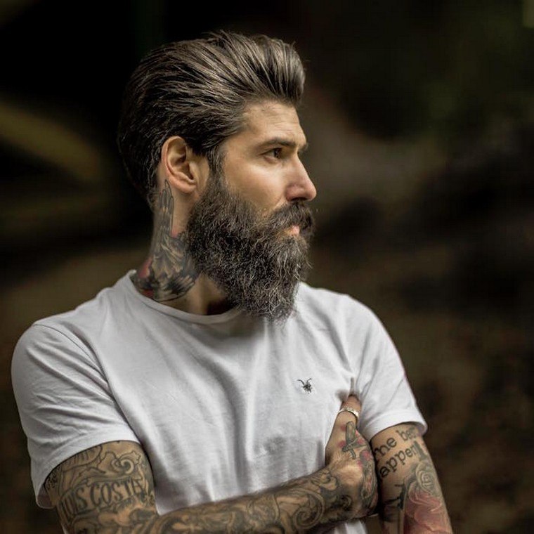 tatuaggio uomo barba look taglio di capelli in stile