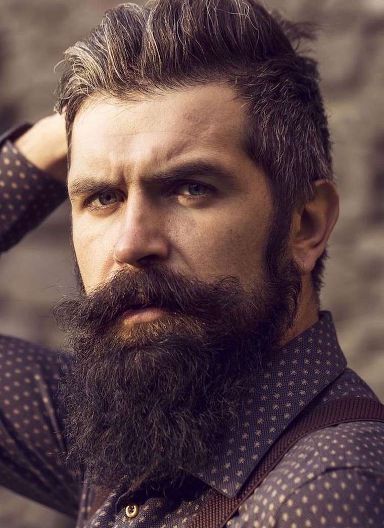 l'uomo con la barba sembra un'idea alla moda