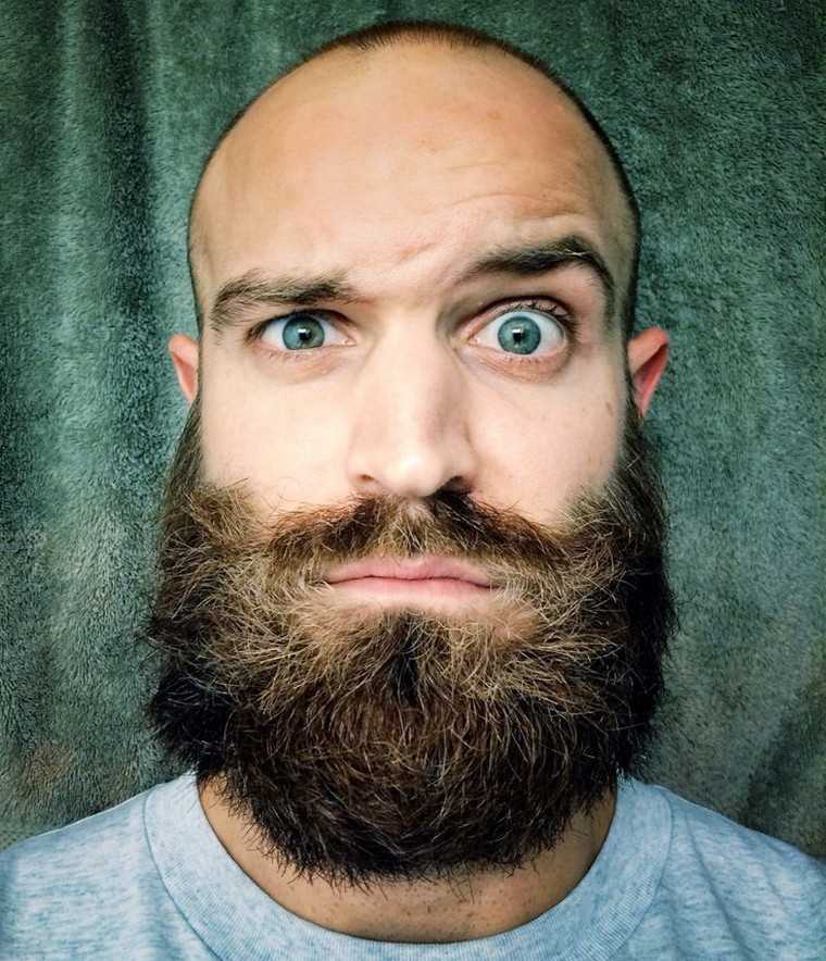 la barba da uomo sembra un'idea di moda alla moda