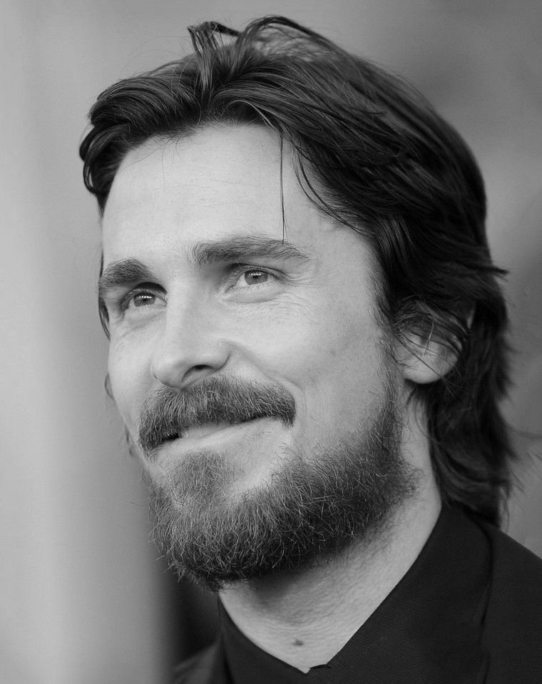 l'uomo con la barba sembra Christian Bale