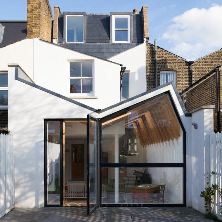 idea di espansione casa bianca piccolo spazio-vetro-metallo-facciata