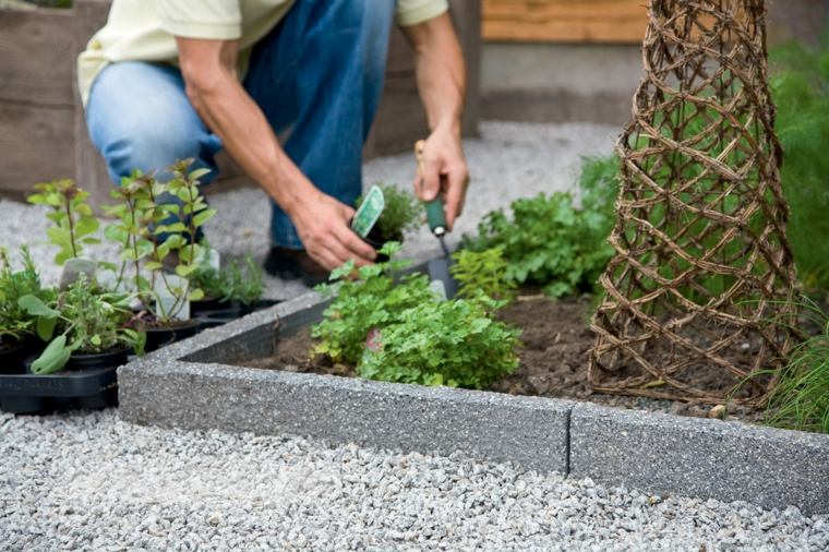 Idee per decorare i bordi del giardino in mattoni di cemento