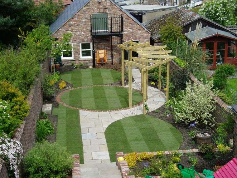 芝生の石-小さなスペースの庭の境界線のアイデア