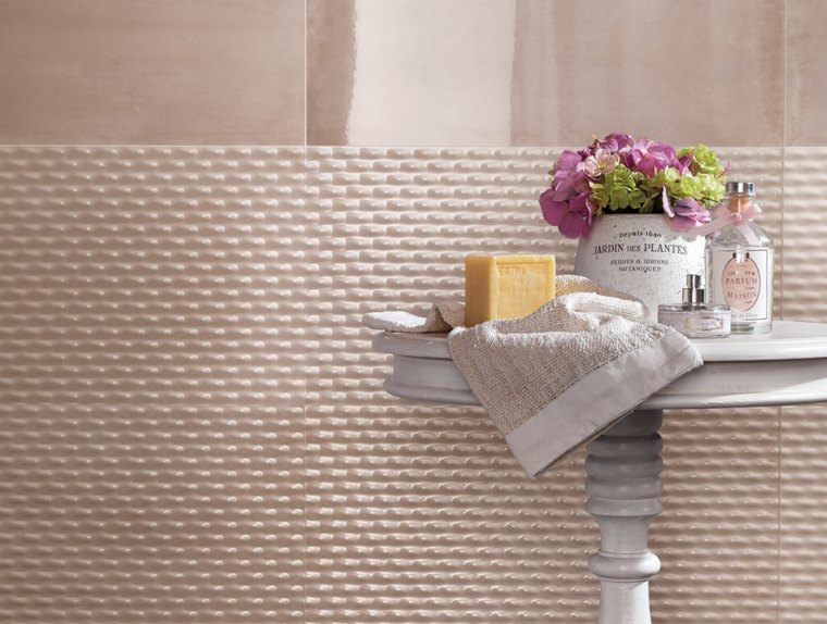 ideje za kupaonske pločice kupaonsko uređenje kupaonice ružičaste pločice reljef bijeli stol drveni dekor cvijeće