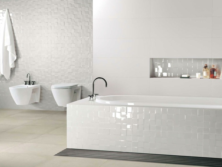 bijele keramičke pločice raspored kupatila WC ručnik dizajn stan
