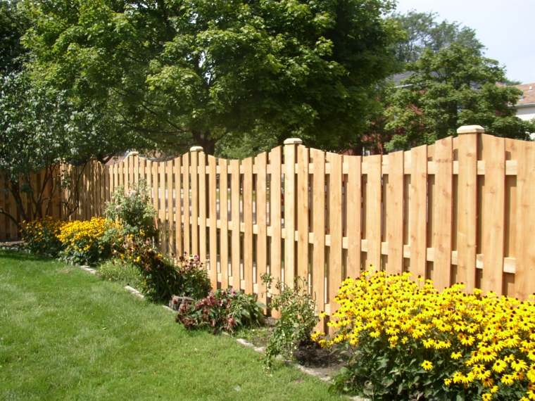 classica idea di recinzione in legno per l'abbellimento del giardino all'aperto