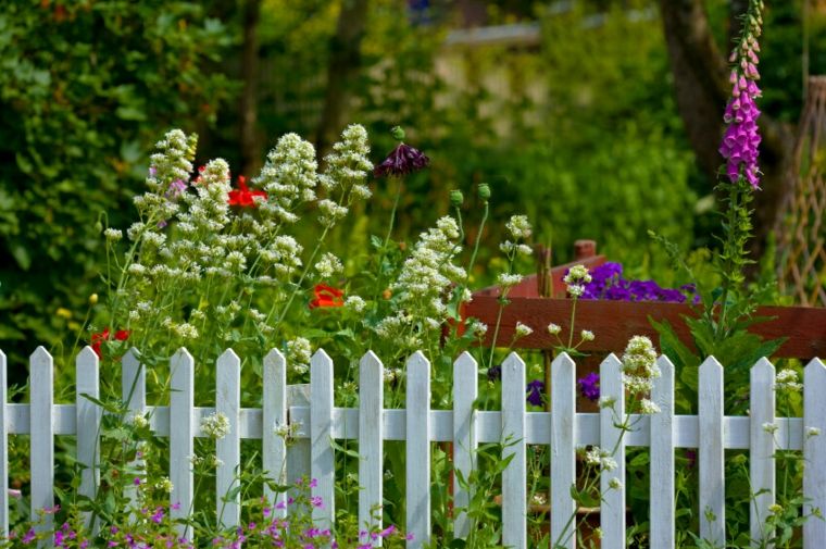 idea di recinzione da giardino in legno